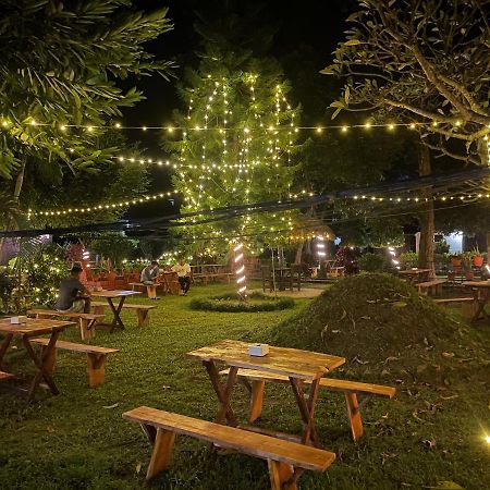 Hotel Tharu Garden And Beer Bar Chitwan Exterior foto