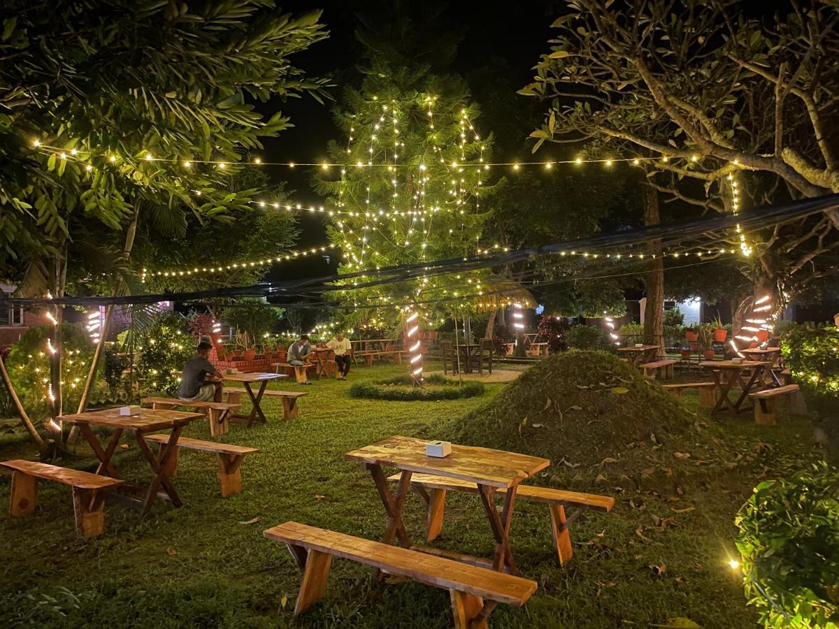 Hotel Tharu Garden And Beer Bar Chitwan Exterior foto
