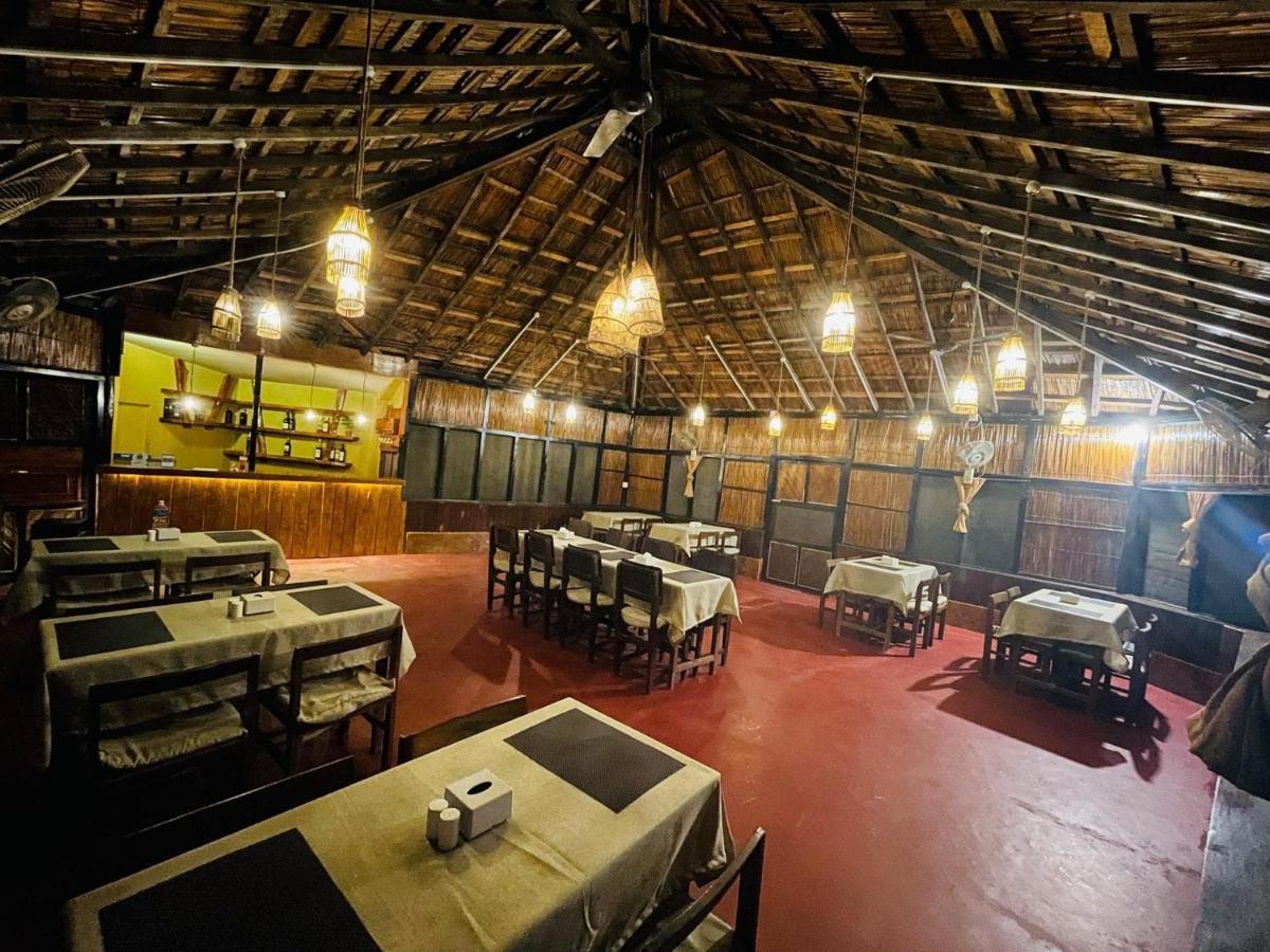 Hotel Tharu Garden And Beer Bar Chitwan Exterior foto