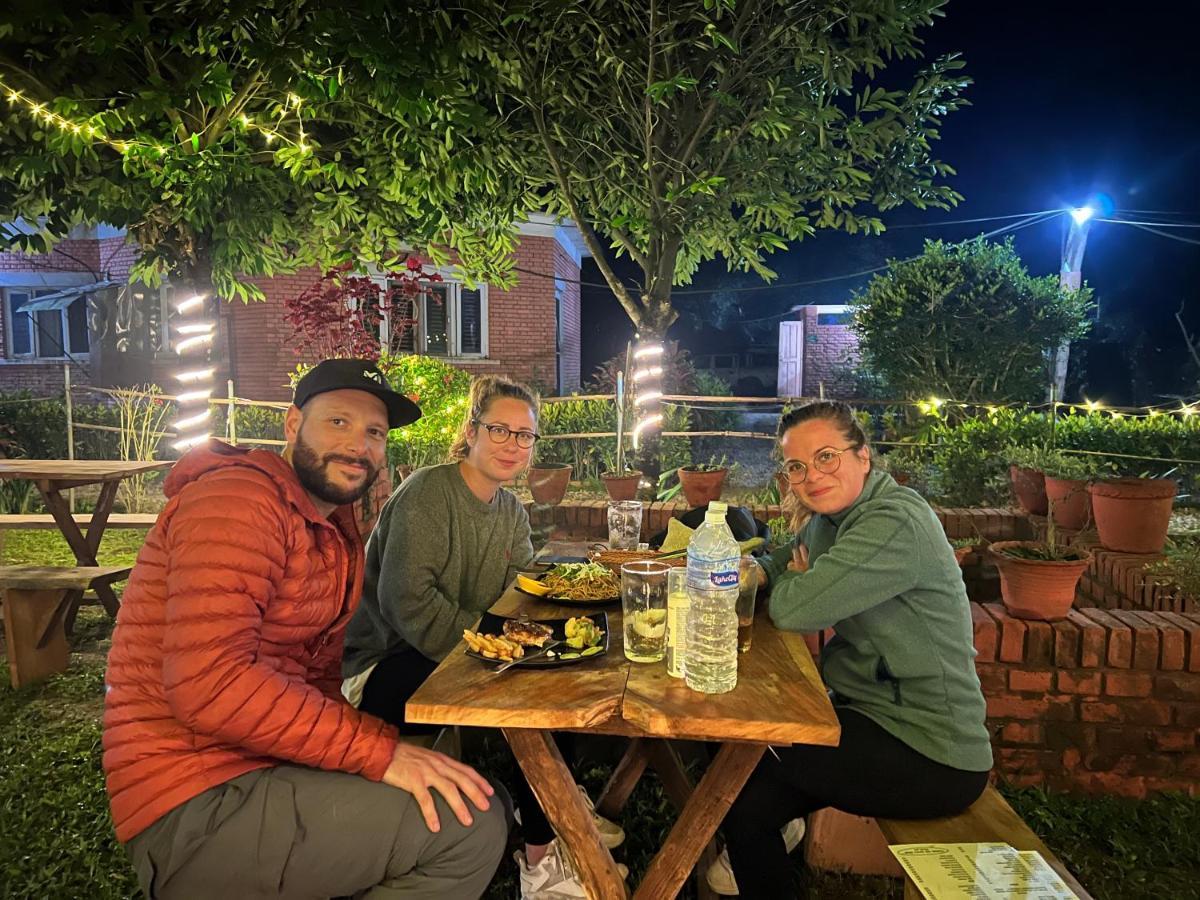Hotel Tharu Garden And Beer Bar Chitwan Exterior foto