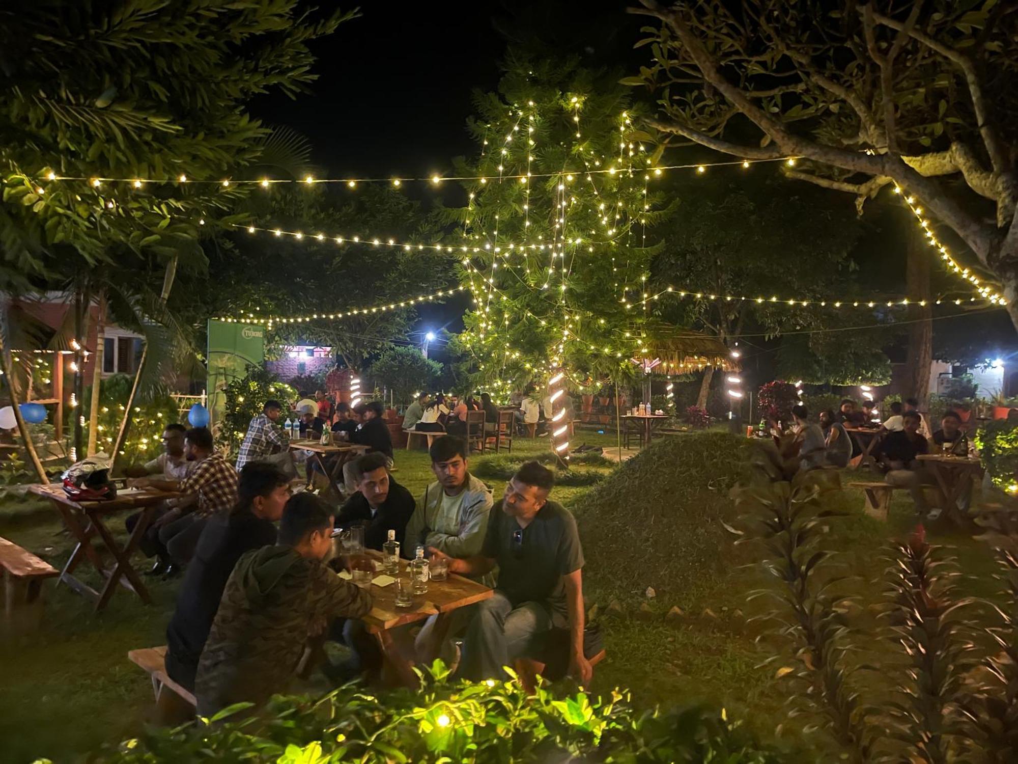 Hotel Tharu Garden And Beer Bar Chitwan Exterior foto