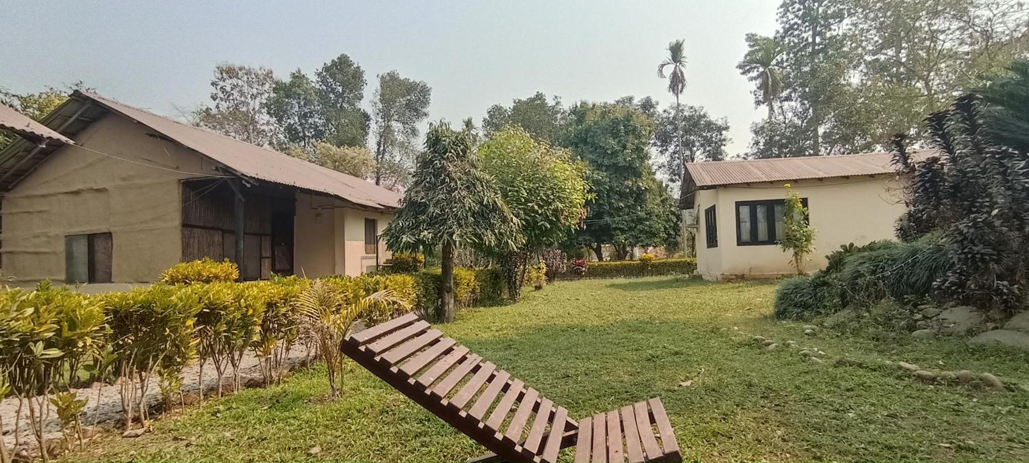 Hotel Tharu Garden And Beer Bar Chitwan Exterior foto
