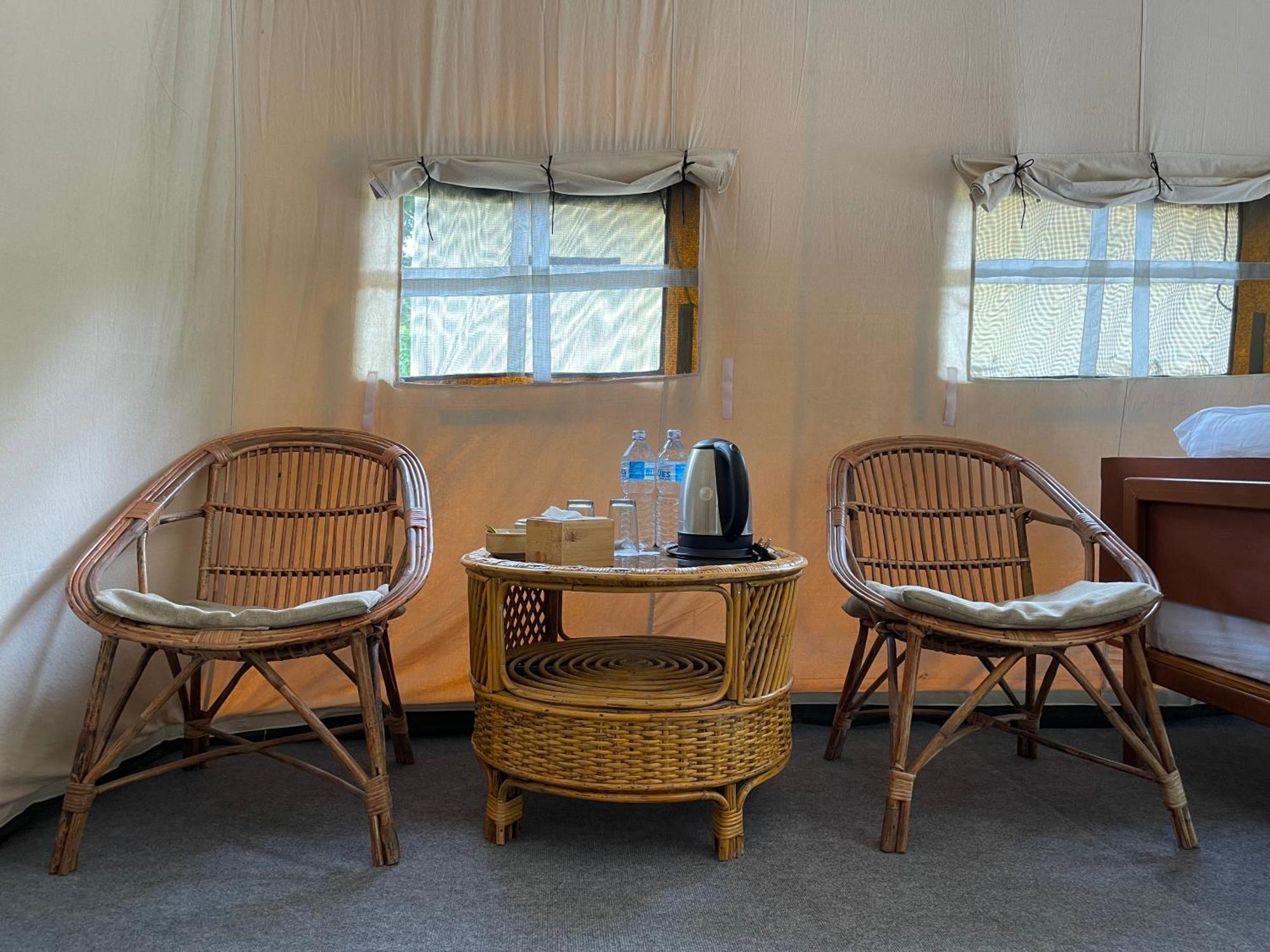 Hotel Tharu Garden And Beer Bar Chitwan Exterior foto