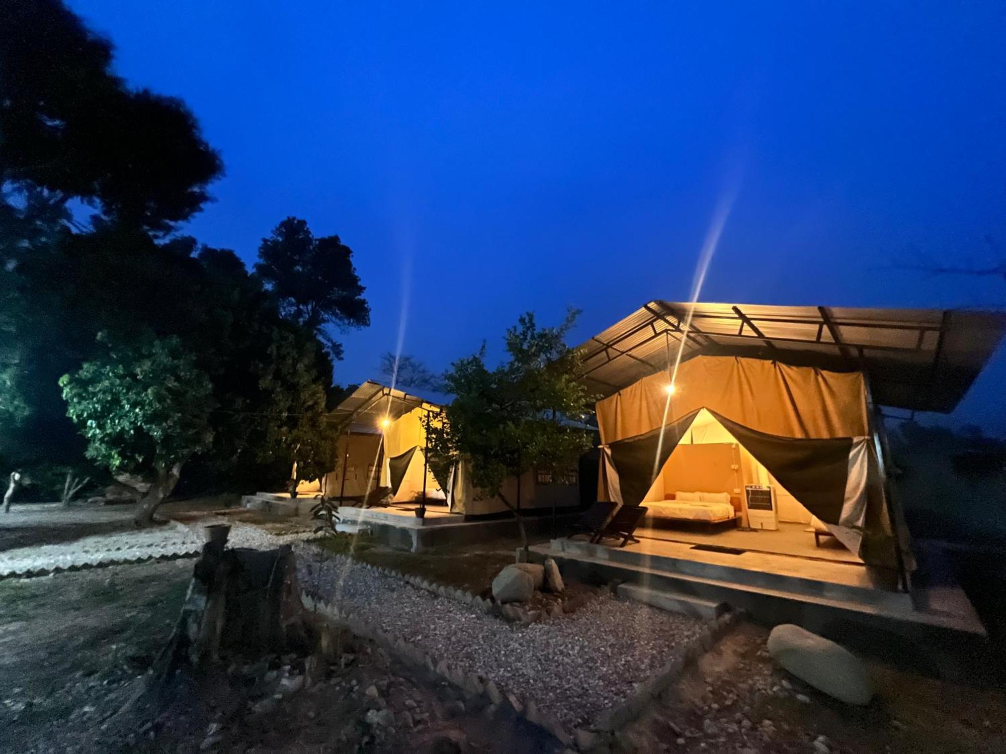 Hotel Tharu Garden And Beer Bar Chitwan Exterior foto