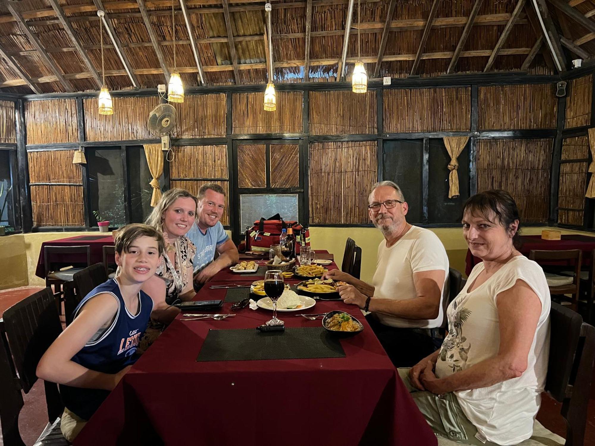 Hotel Tharu Garden And Beer Bar Chitwan Exterior foto
